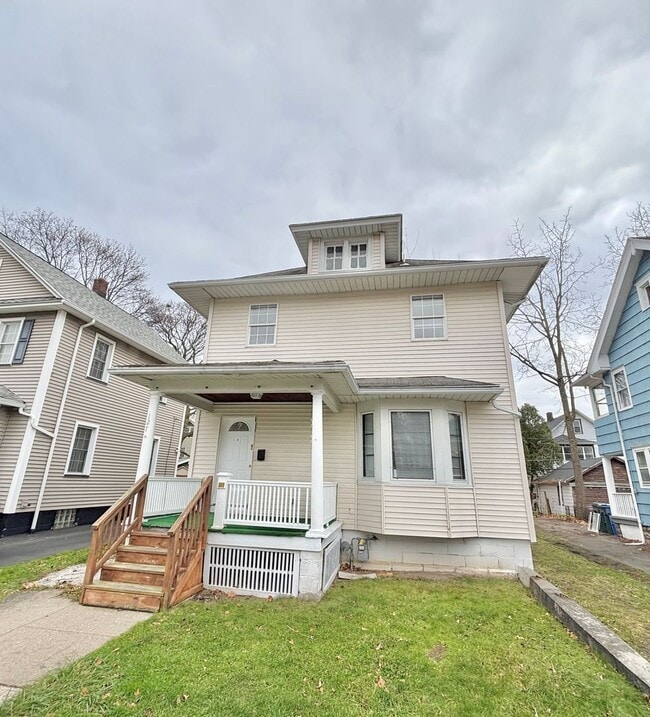 Building Photo - Spacious 3bd House | Driveway | Enclosed Porch