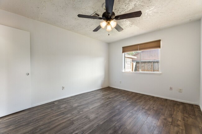 Building Photo - 15235 Heron Park Dr