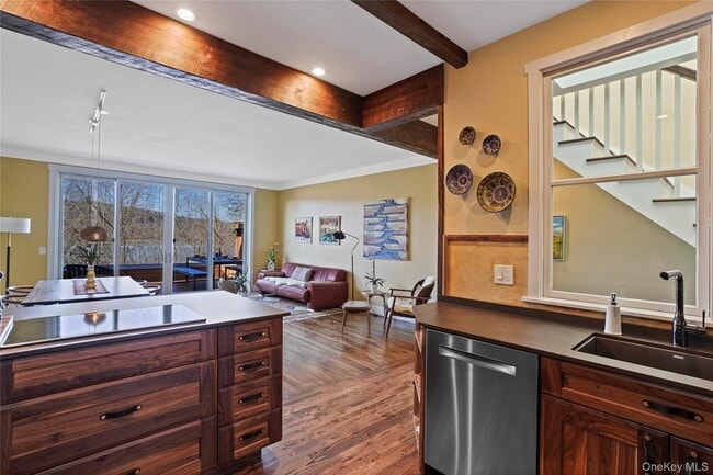 Building Photo - 493 Warburton Ave