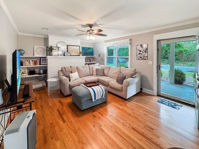 Building Photo - Large 4 bedroom, 3 bath home recently updated near Chickasaw Gardens