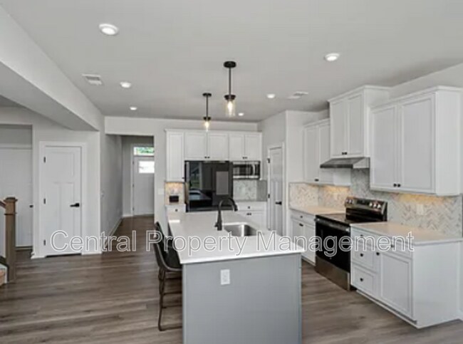 Building Photo - 200 Hollythorpe Ln