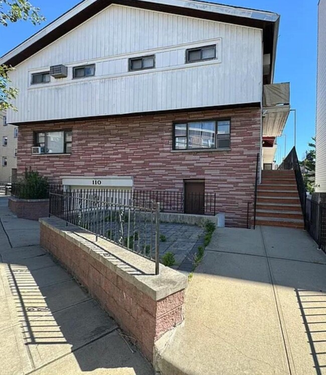 Primary Photo - 110 33rd St