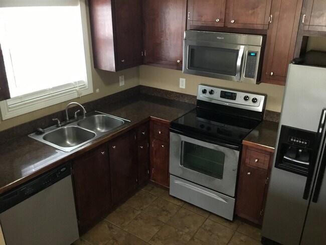 Building Photo - 3 Bedroom 2 1/2 Bath Pet Friendly Home For Rent!