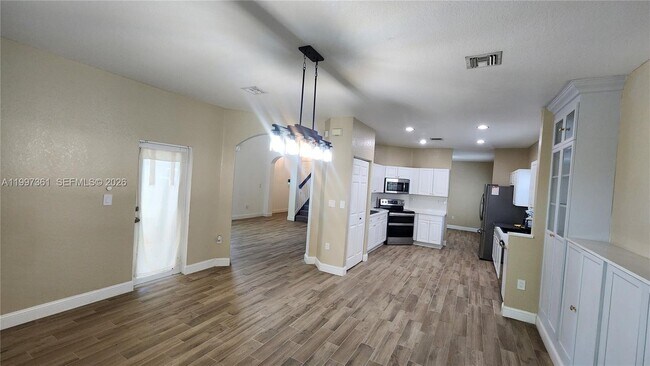 Building Photo - 343 NE 36th Terrace