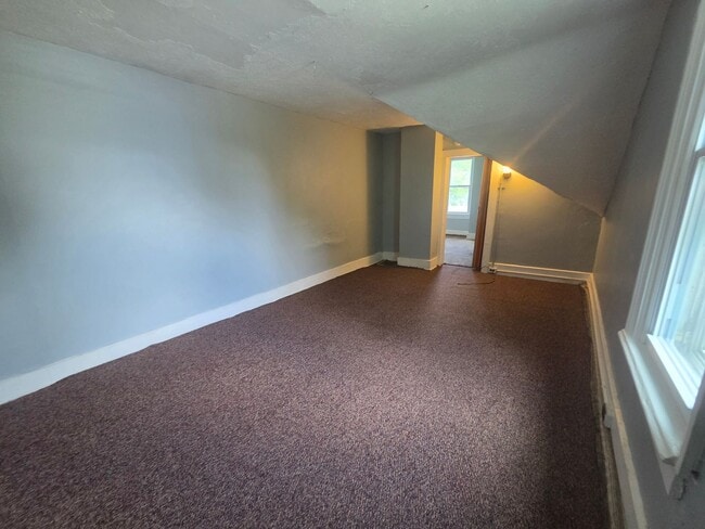 Building Photo - 2 bedroom townhouse style apartment on west side.
