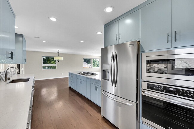 Building Photo - $3,750, 4-Bed, 3-Bath Updated Home in Mani...