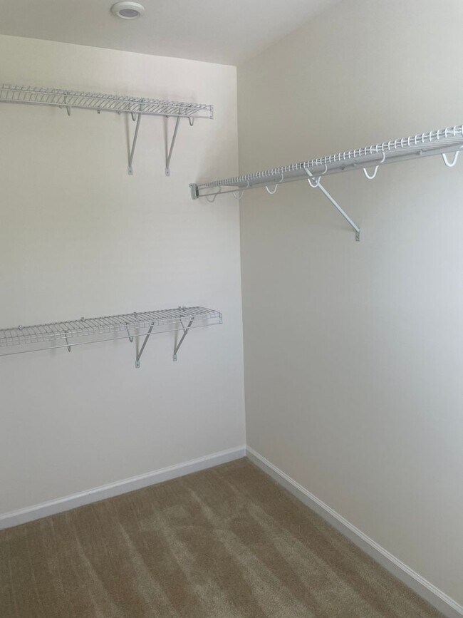 Building Photo - THE COMMONS AT RICHMOND HILL **Rent Specia...