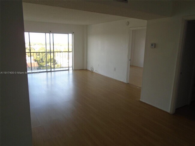 Building Photo - 4174 Inverrary Dr