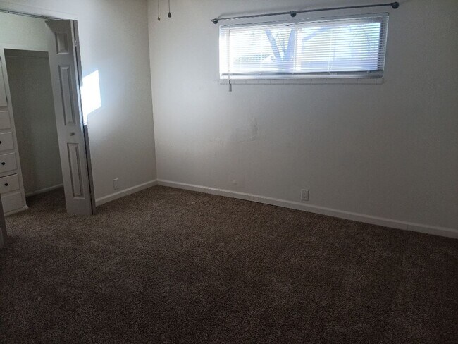 Building Photo - Charming 2-bedroom, 1-bathroom! Showings available!