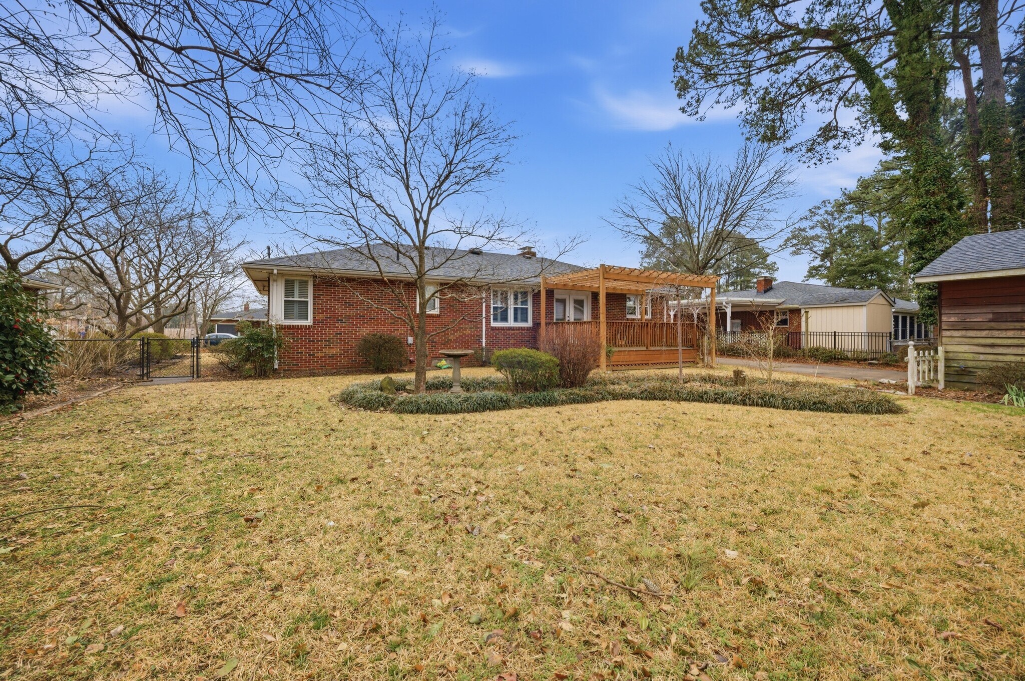 Building Photo - 335 E McGinnis Cir