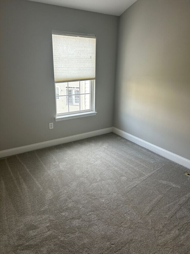 Building Photo - Clarksburg Townhouse