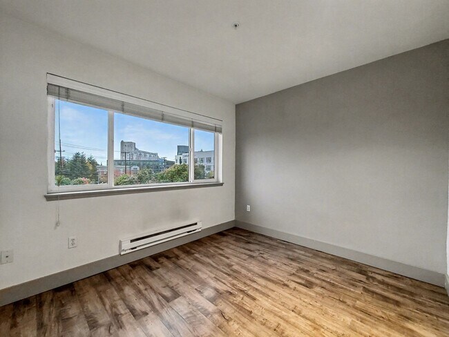 Building Photo - Beautiful Queen Anne Condo with Puget Sound Views & Secure Parking!
