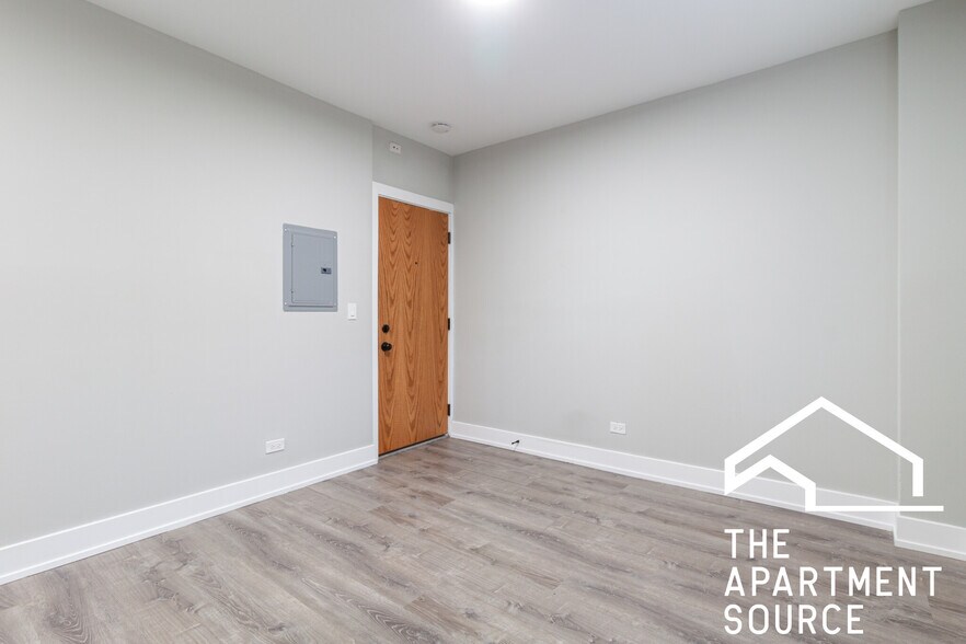 Building Photo - 515 W Belmont Ave
