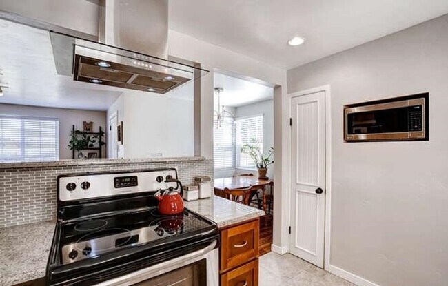 Building Photo - Fabulous 3 Bed (+ 1 non conforming) / 2 bath SFH in the Montclair Neighborhood