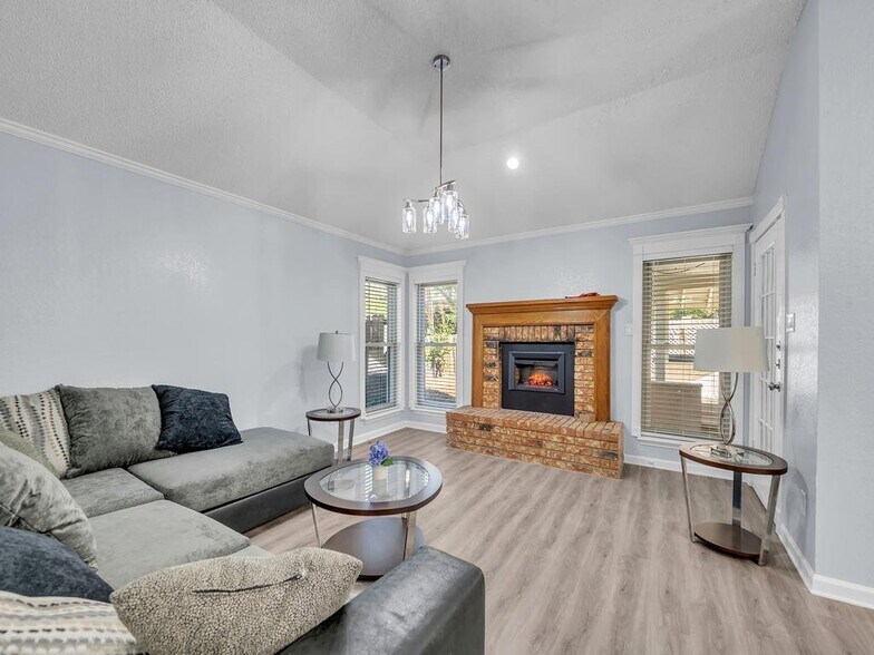 Building Photo - 307 Illinois Dr