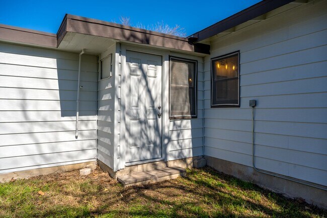 Building Photo - Fairlawn 3 bedroom, 1 bath ready for move-in