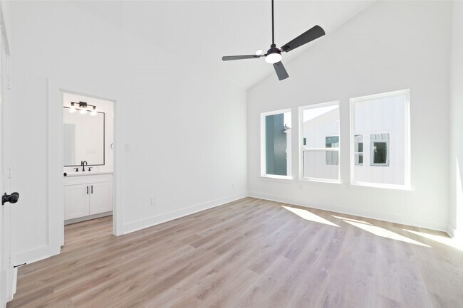 Building Photo - 810 Elkhart St