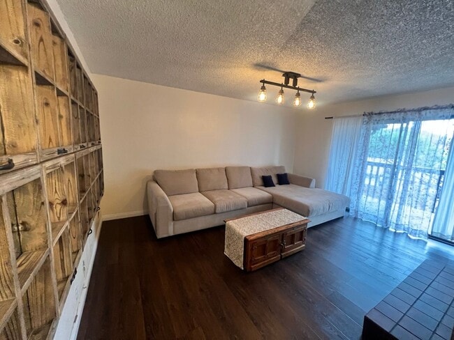 Building Photo - Large 1BR/1BA Updated End Unit (Upper Floor) Condo in Alpine Oaks