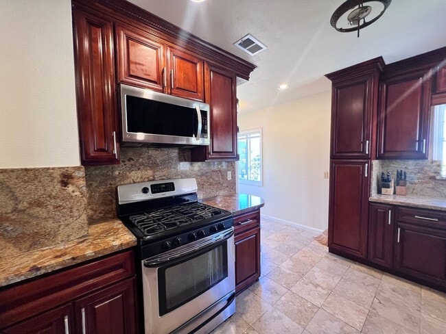 Building Photo - $1,000 OFF FIRST MONTH'S RENT!!!! Cozy 3 BD/2 BATH Single Family Home With 2 Floors Located in Al...