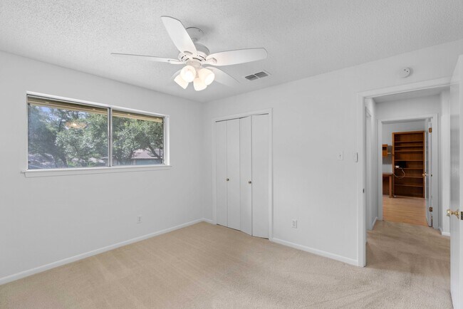 Building Photo - 1000 Space Ln