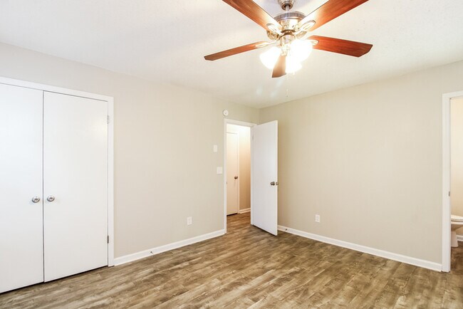 Building Photo - 1305 Yardley Terrace