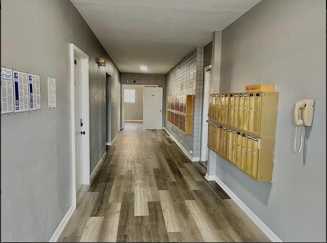 Building Photo - Summit