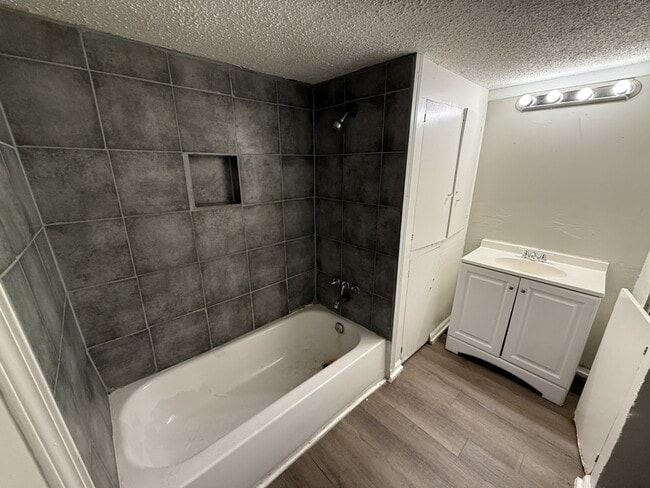 Building Photo - 728 N Holmes St