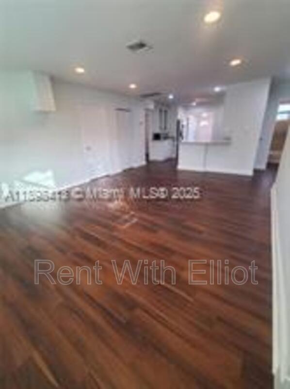 Building Photo - 2407 Scott St