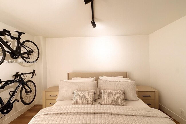 Building Photo - 3401 N Country Club Dr