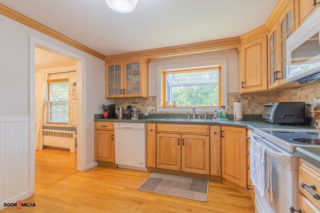 Building Photo - Short Term Furnished Rental -3 Bedroom Spl...