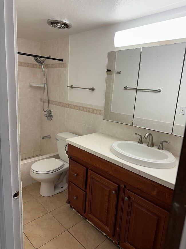 Building Photo - Spacious 3BR/2BA Split-Level End Unit with Private Courtyard