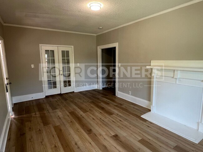 Building Photo - Beautiful 5 Bedroom 2.5 Bath House