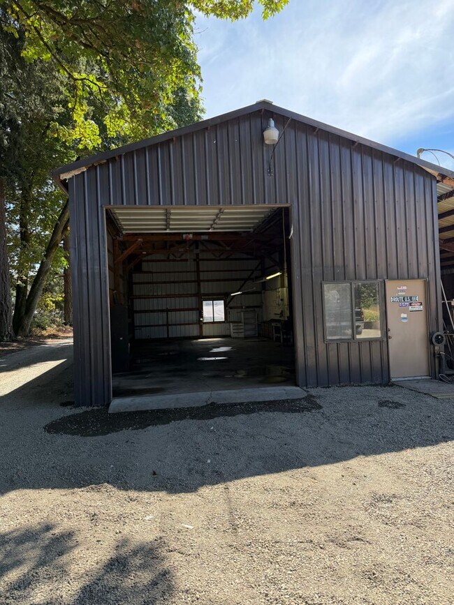 Building Photo - 39601 Santiam Bluffs Rd NE