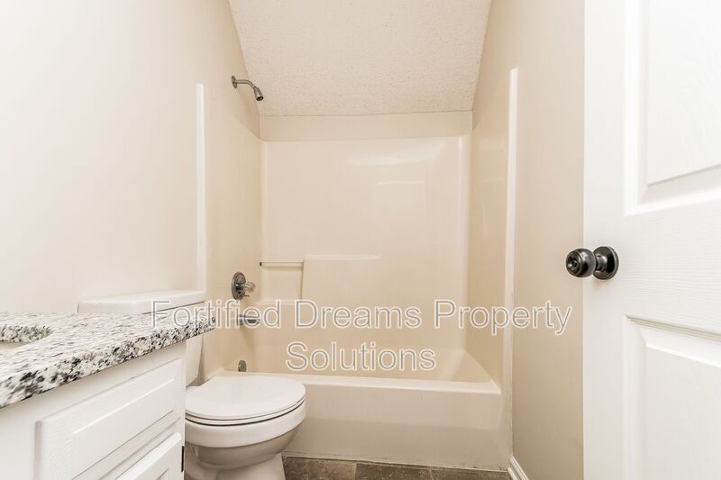 Building Photo - 814 N Greenbriar St