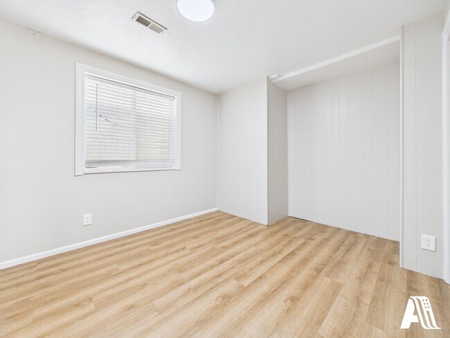 Building Photo - 967 W Duplex