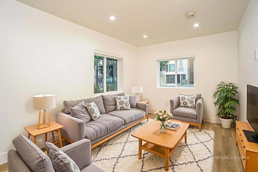 Interior Photo - 937 N Orange Grove Ave