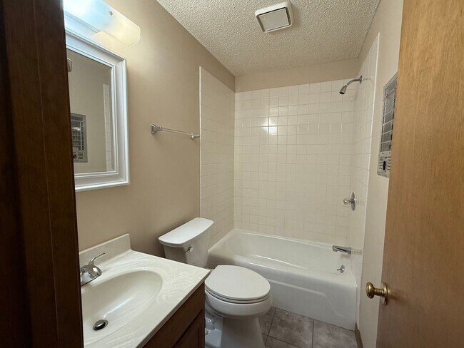 Building Photo - 404 W Jackson Blvd