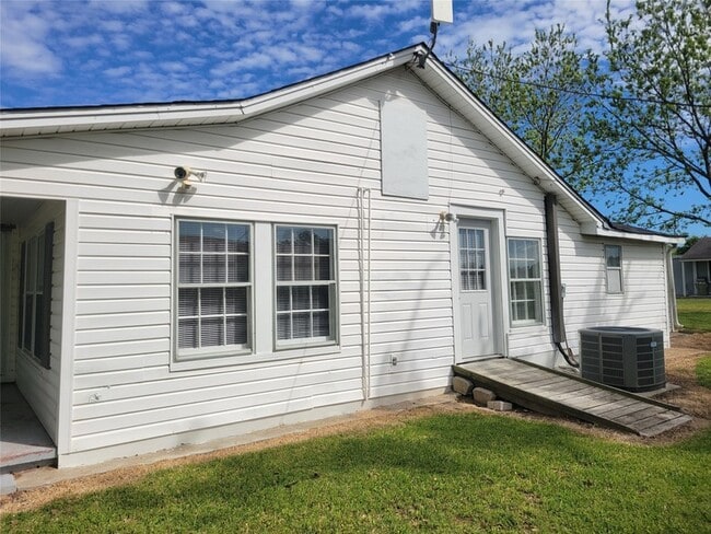 Building Photo - 1112 VZ Co Rd 1703