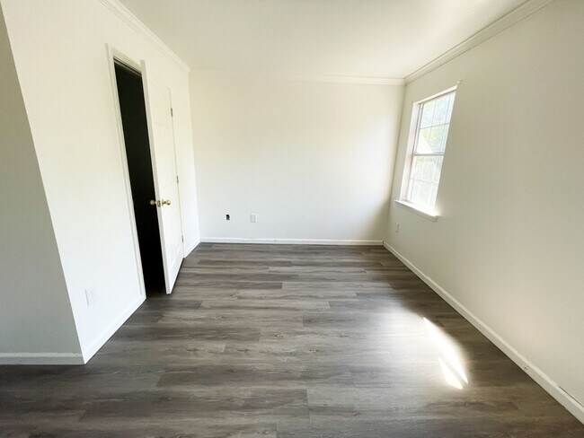 Building Photo - 4 Bedroom 2 Bath Townhouse in Pelham