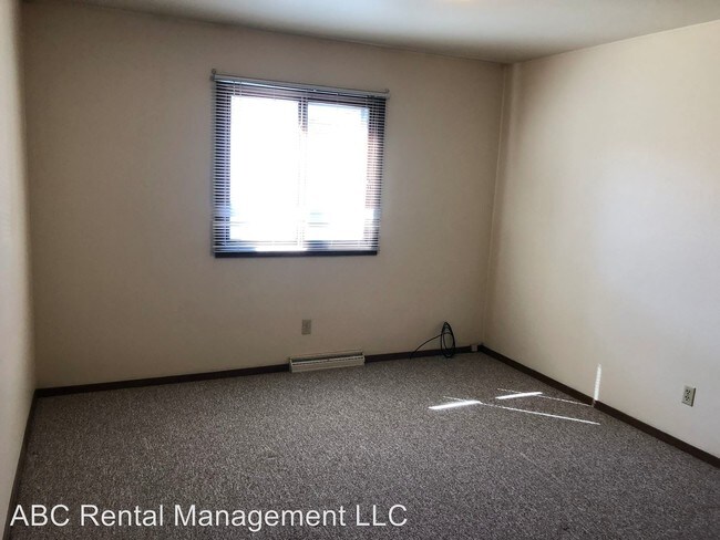 Building Photo - 604 N Walnut Ave