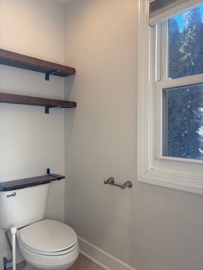 Building Photo - 934 W Shore Dr