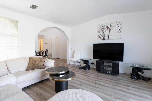 Building Photo - 505 S Farrell Dr