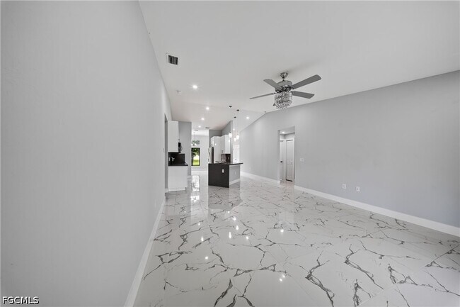 Building Photo - 738 Sunrise Blvd