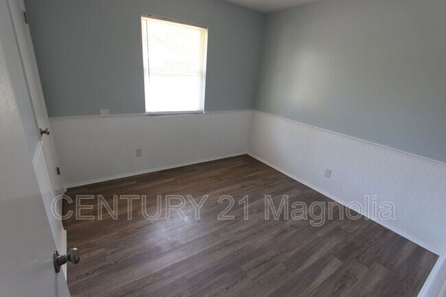 Building Photo - 2071 Fernwood Cir