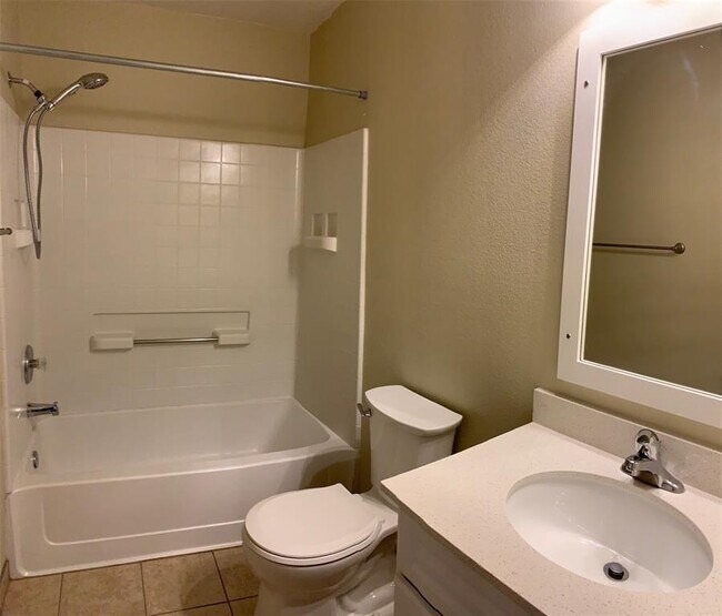 Building Photo - 305 Presidio Dr