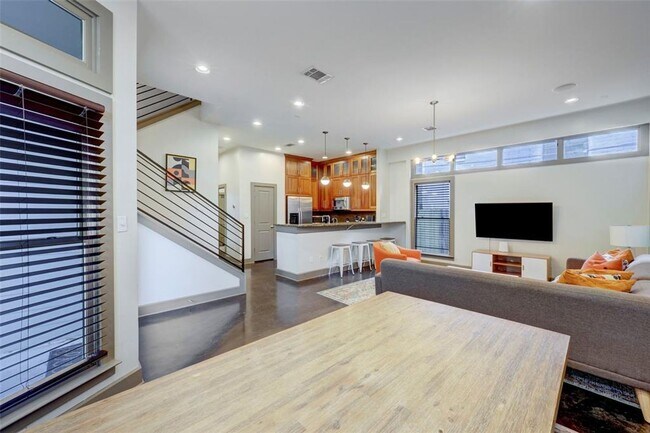 Building Photo - 602 W N Loop Blvd