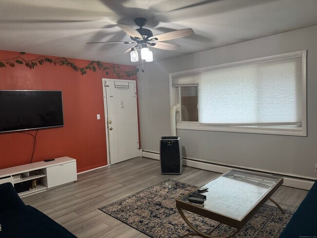 Building Photo - 44 Racebrook Dr