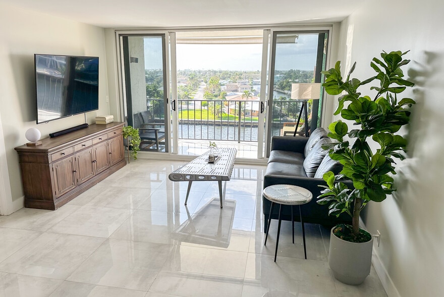 Living Room - 521 N Riverside Dr