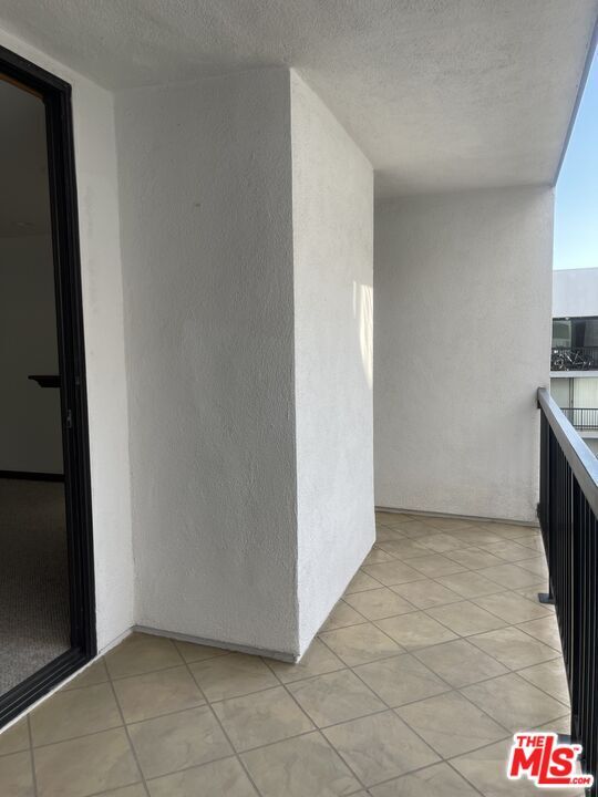 Building Photo - 906 N Doheny Dr