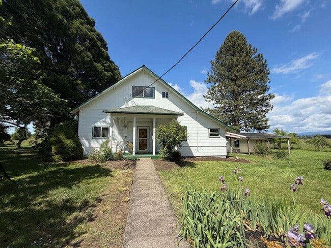 Building Photo - Large Home on the Out Skirts of Town!